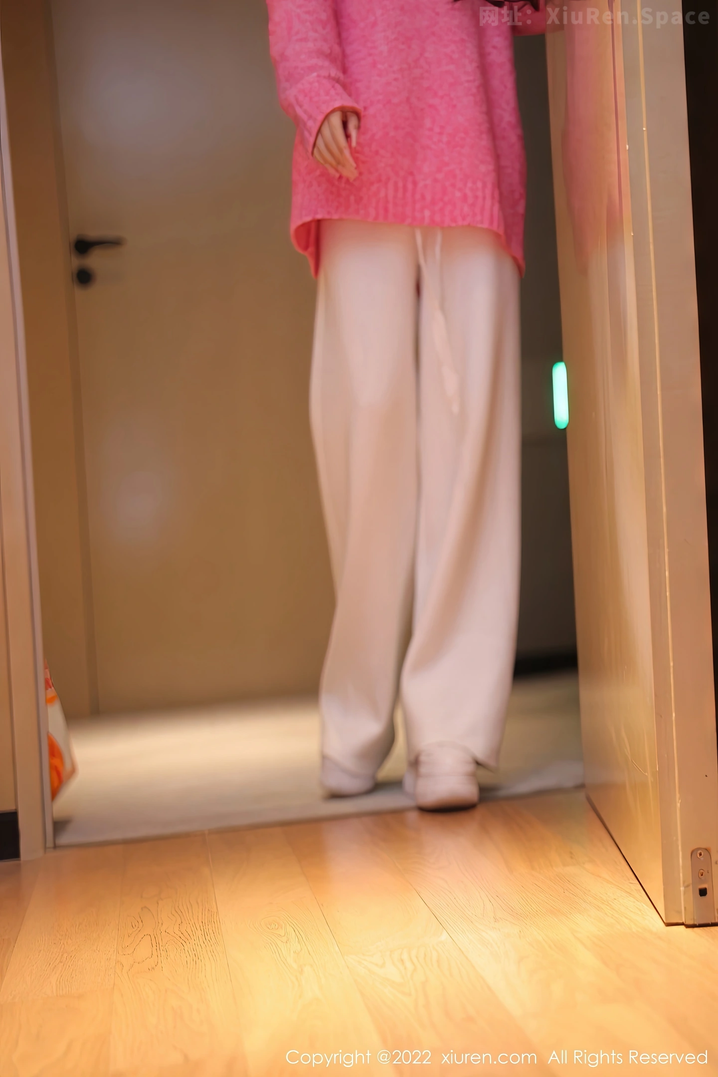 图片[3]-[XiuRen秀人网] VOL.5975 模特美羊羊玫红色毛线上衣配白色长裤半脱秀曼妙身姿诱惑写真69P-秀人网官方网站